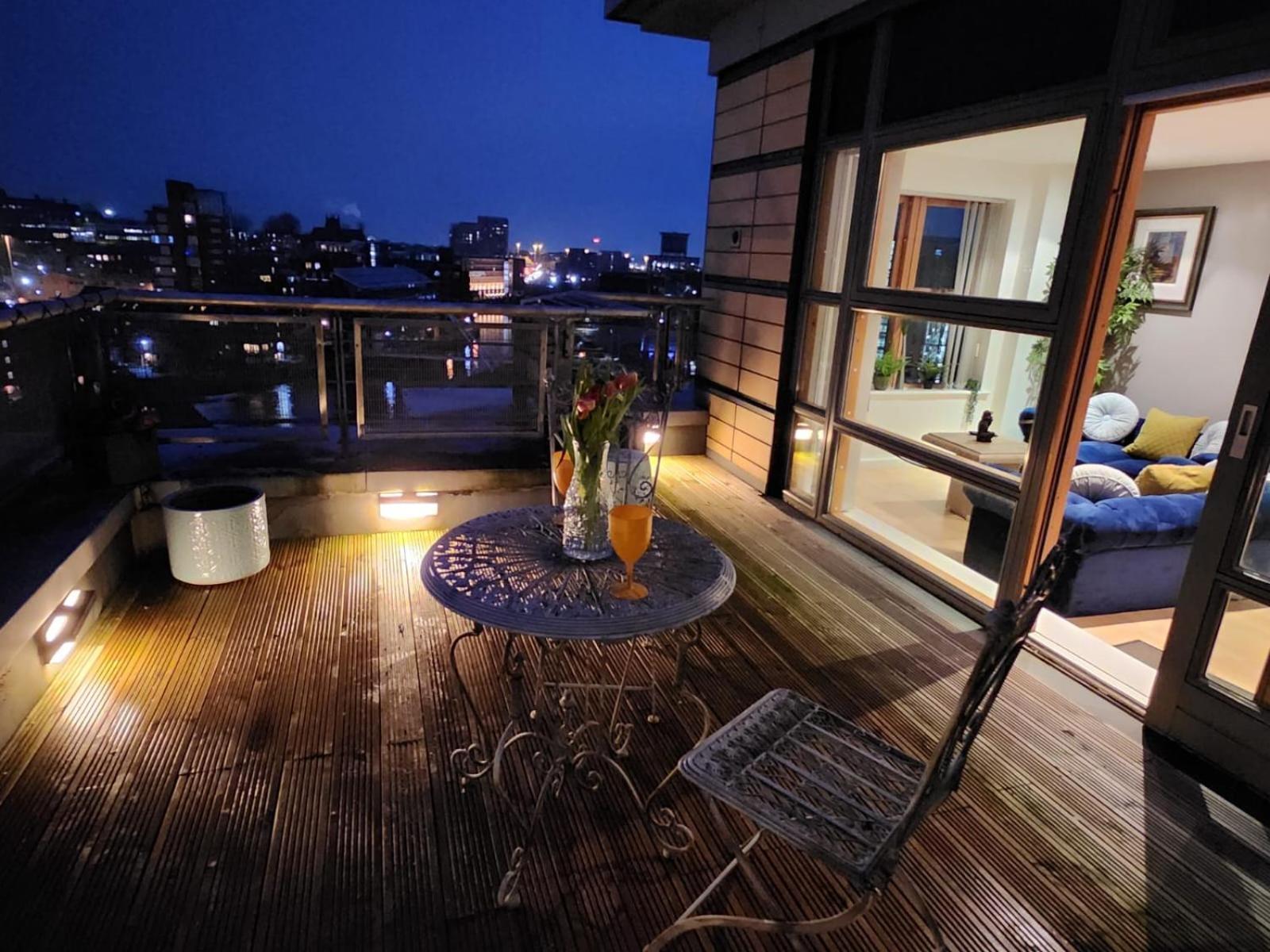 Luxury Penthouse Apartment Лийдс Екстериор снимка