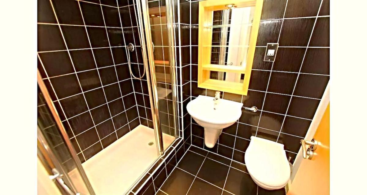 Luxury Penthouse Apartment Лийдс Екстериор снимка